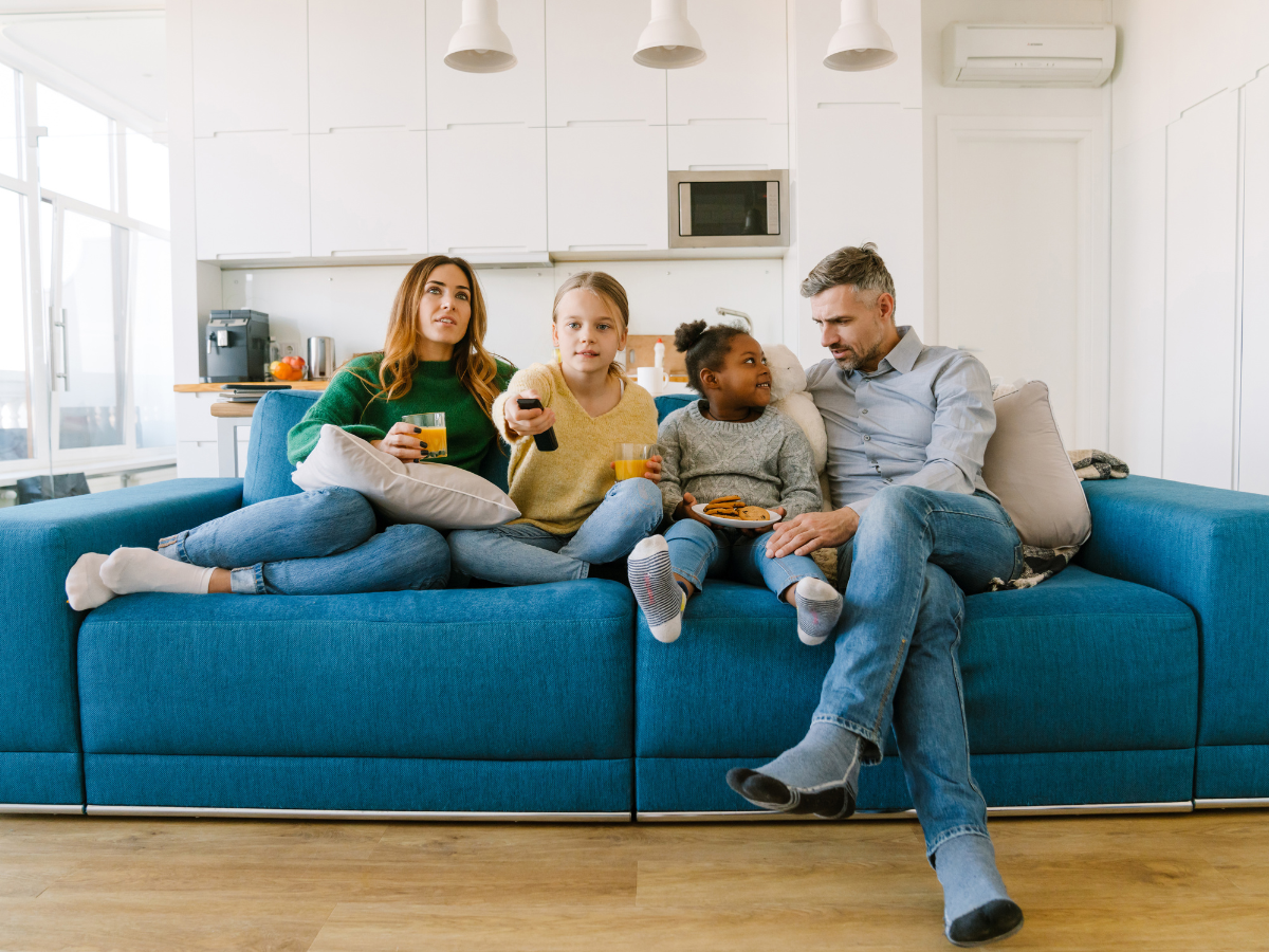 Podłoga odporna na codzienne wyzwania - jak dobrać panele do domu, w którym królują dzieci i zwierzę